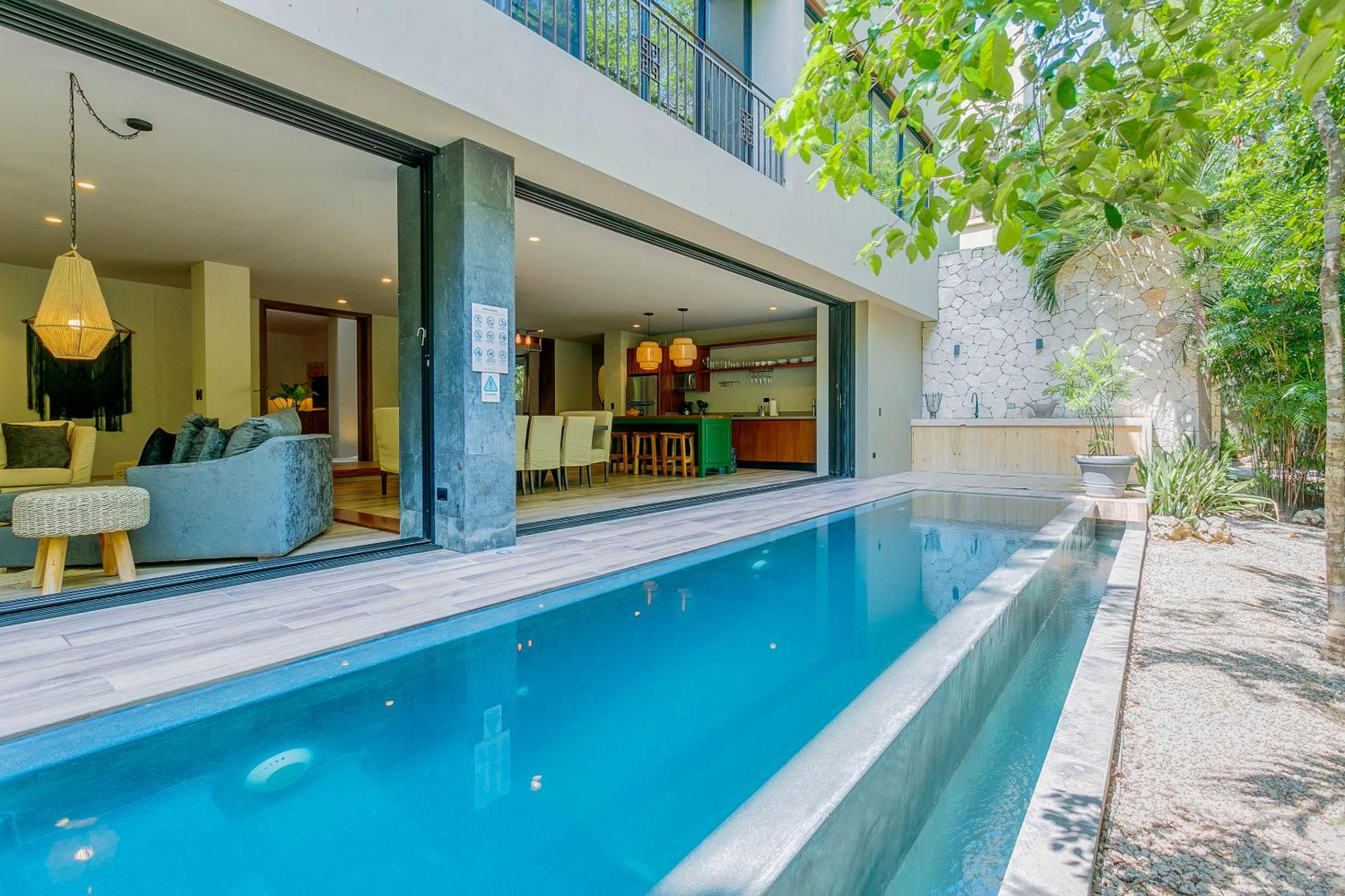 Luxurious Oasis Jacuzzi with Art Gallery and Pool