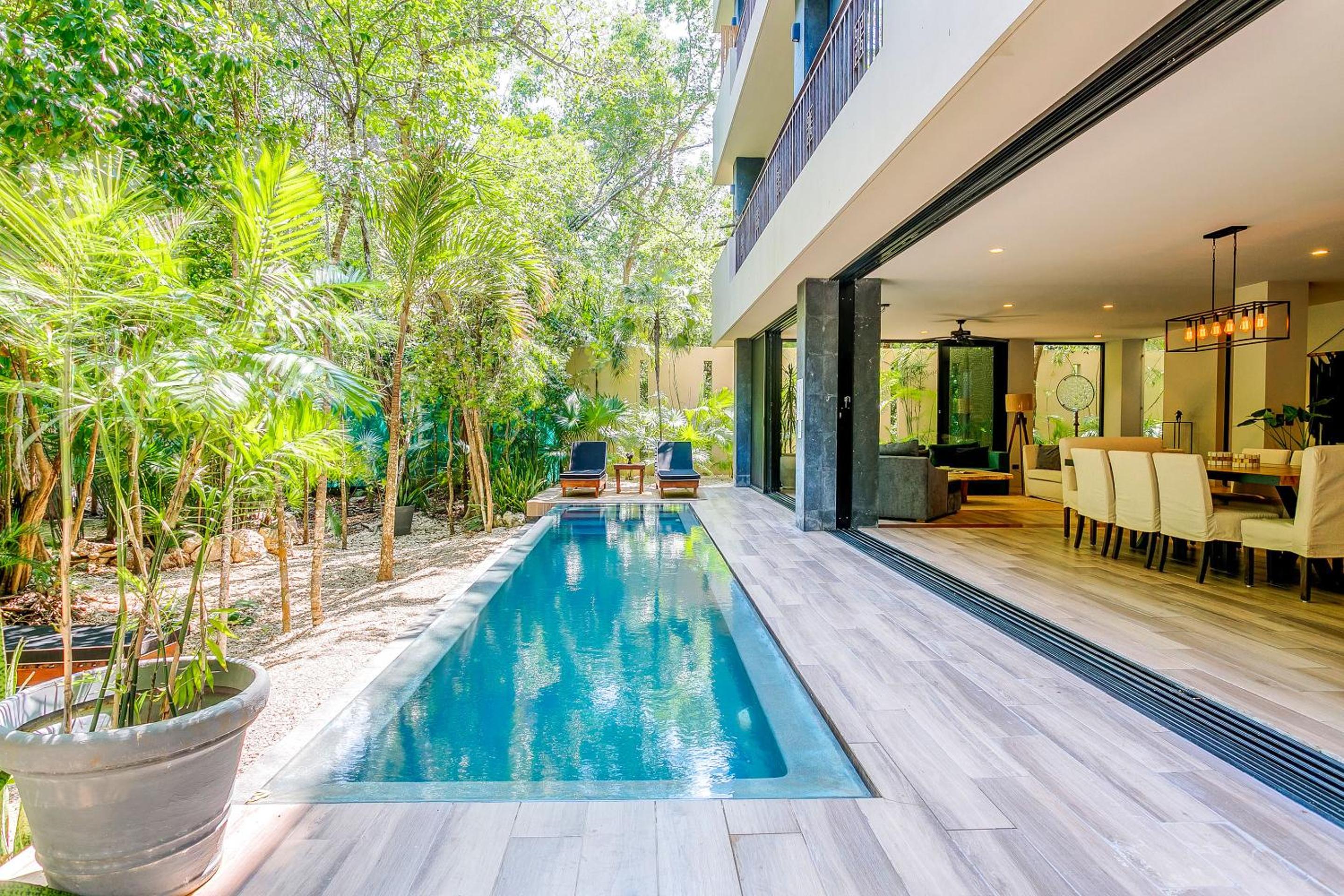 Luxurious Oasis Jacuzzi with Art Gallery and Pool