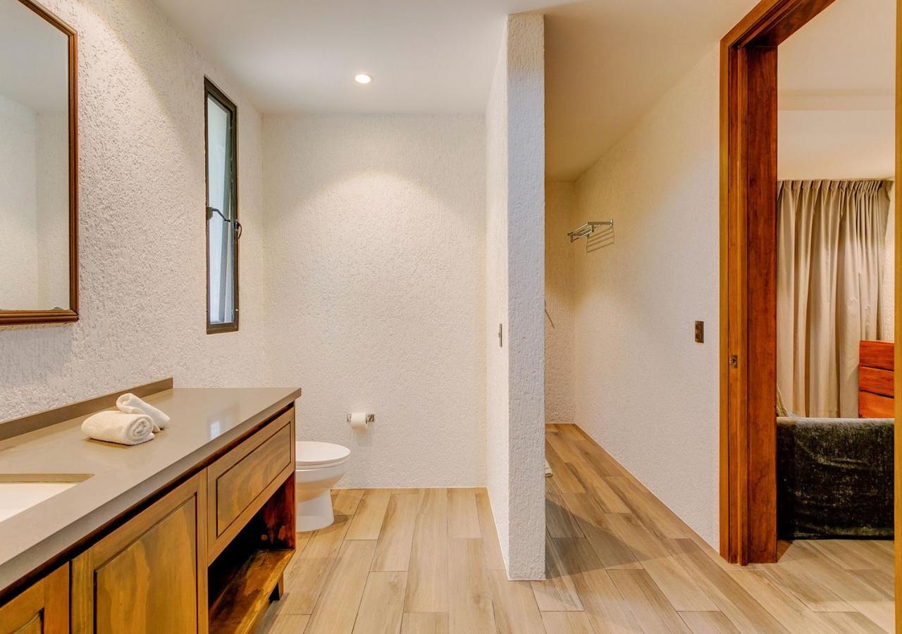 Luxurious Oasis Jacuzzi with Art Gallery and Pool