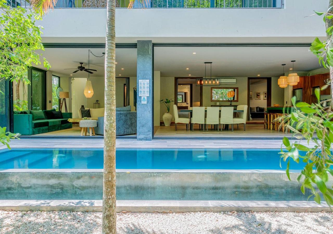 Luxurious Oasis Jacuzzi with Art Gallery and Pool