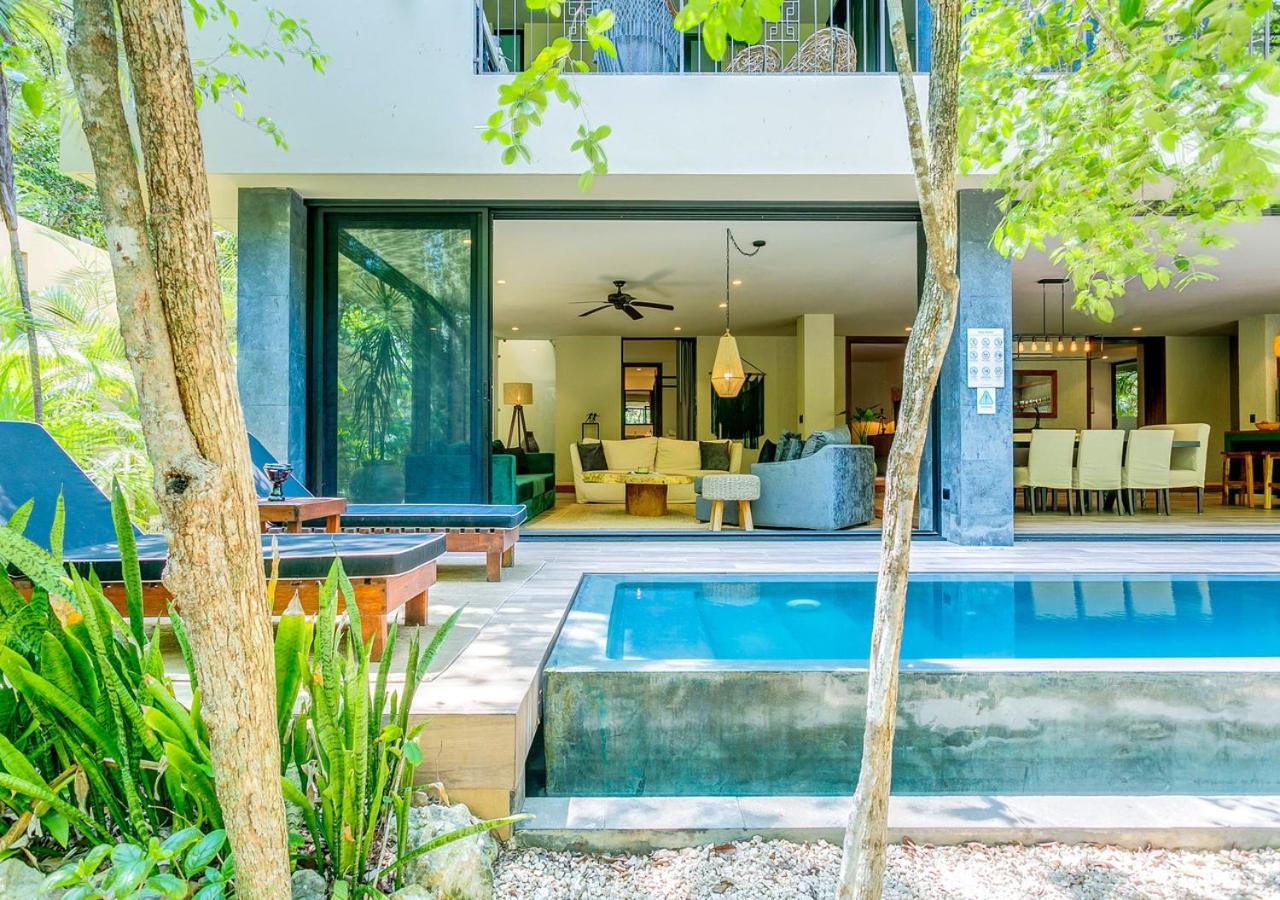 Luxurious Oasis Jacuzzi with Art Gallery and Pool
