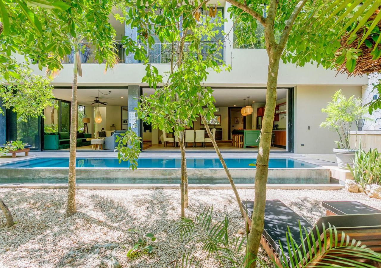 Luxurious Oasis Jacuzzi with Art Gallery and Pool