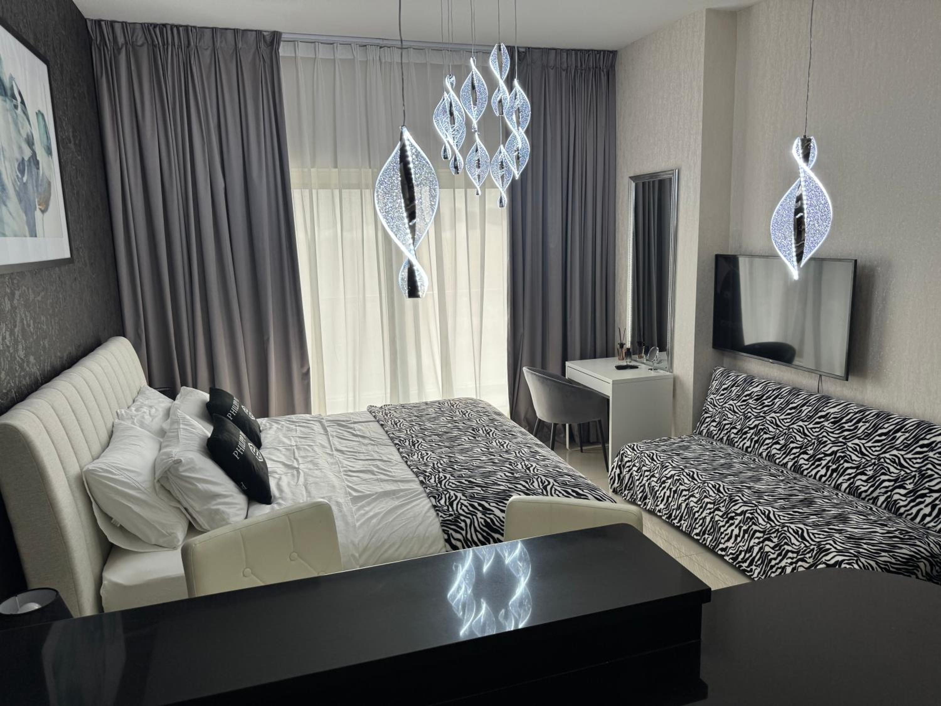 Big studio, Dubai SportCity, parking included