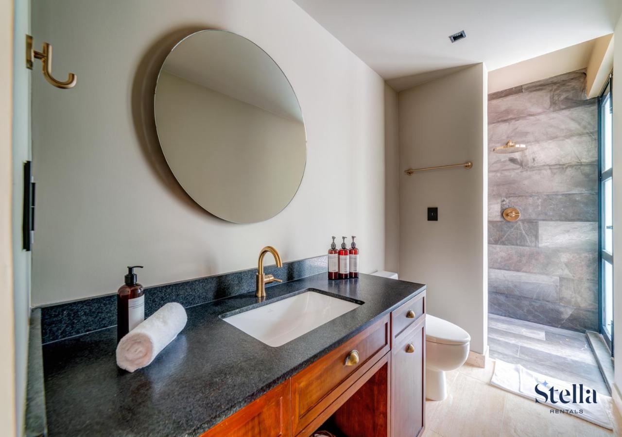 Luxurious Oasis Jacuzzi with Art Gallery and Pool