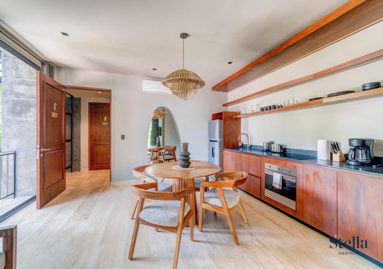 Luxurious Oasis Jacuzzi with Art Gallery and Pool