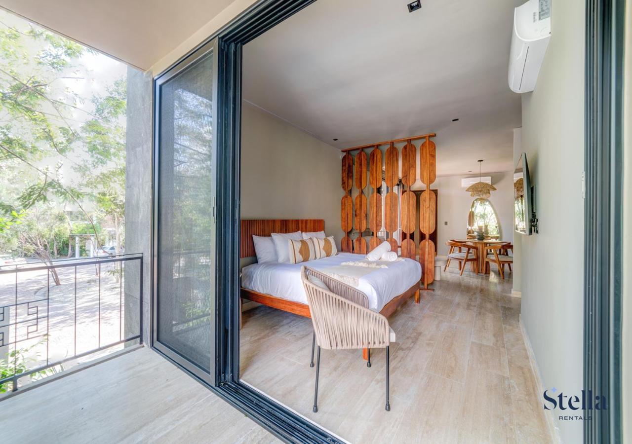 Luxurious Oasis Jacuzzi with Art Gallery and Pool