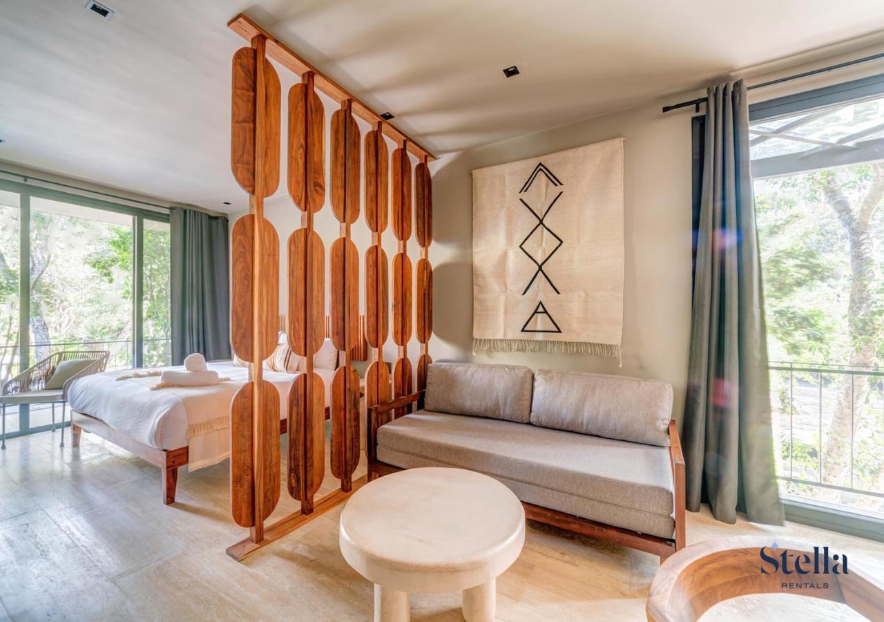 Luxurious Oasis Jacuzzi with Art Gallery and Pool