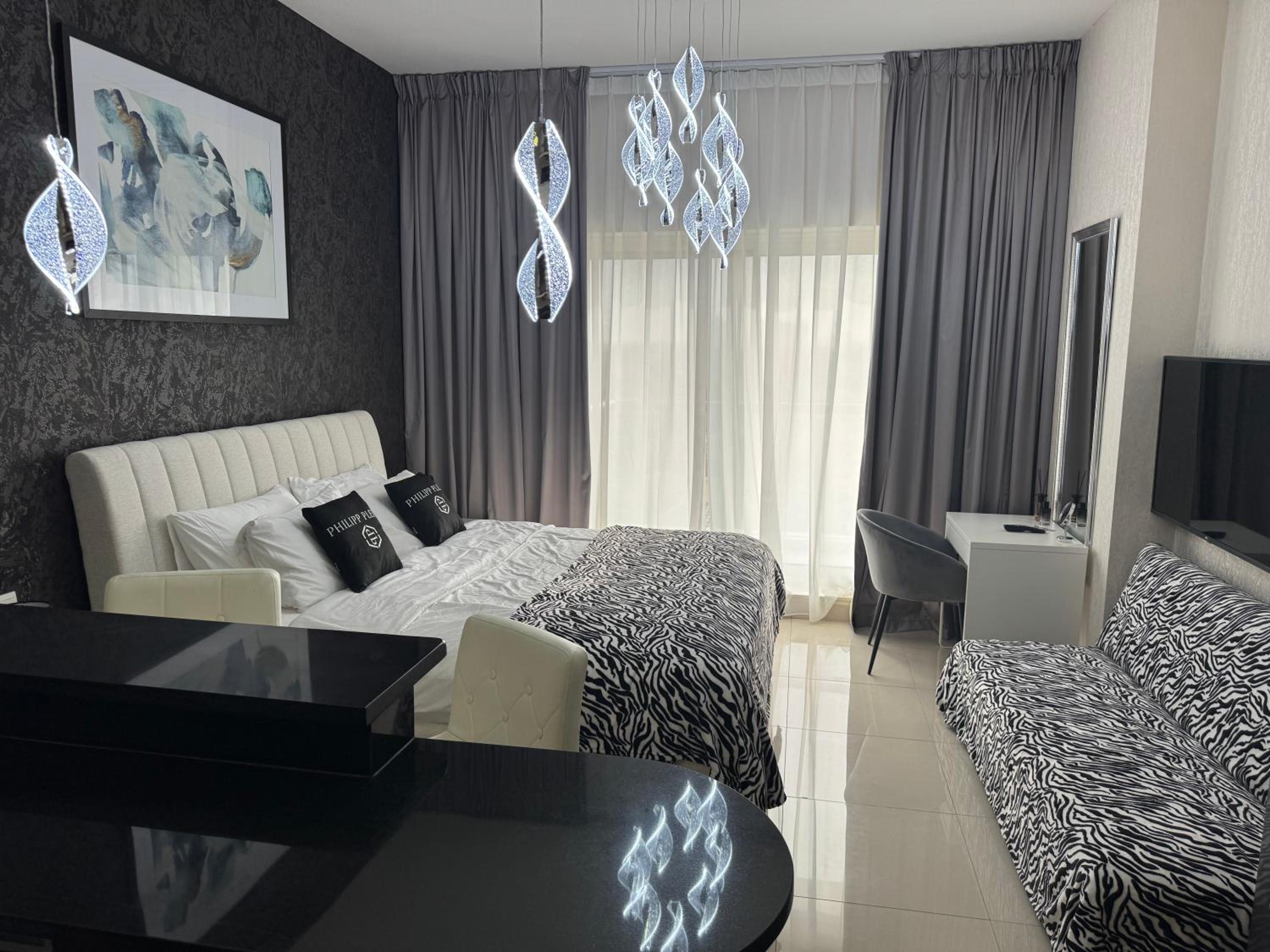 Big studio, Dubai SportCity, parking included