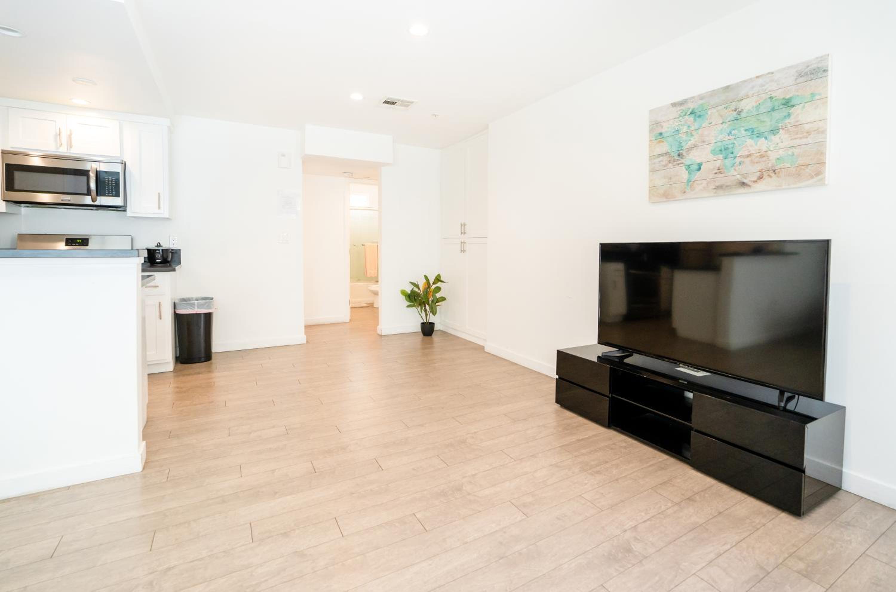 Stylish 1 Bedroom Loft in Hollywood Near Downtown LA