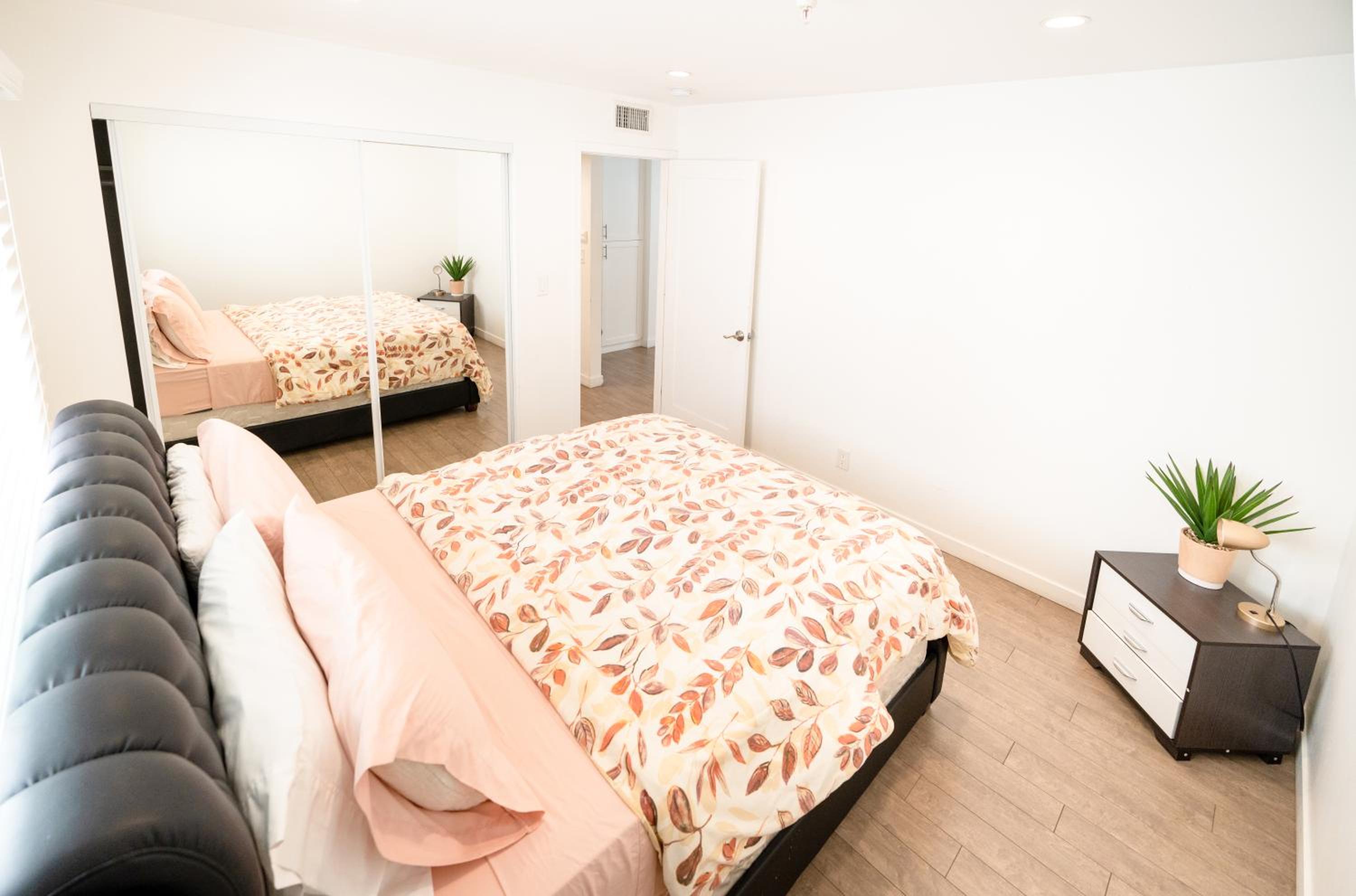 Stylish 1 Bedroom Loft in Hollywood Near Downtown LA
