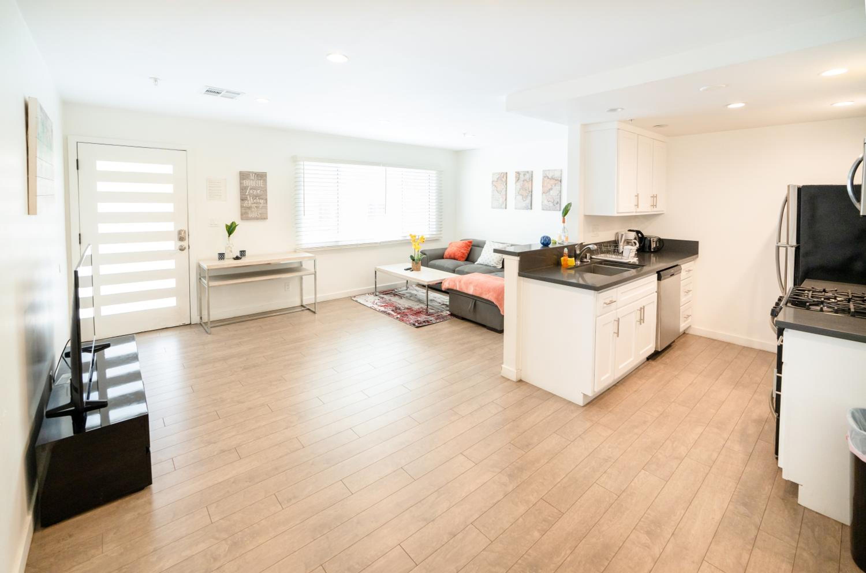 Stylish 1 Bedroom Loft in Hollywood Near Downtown LA