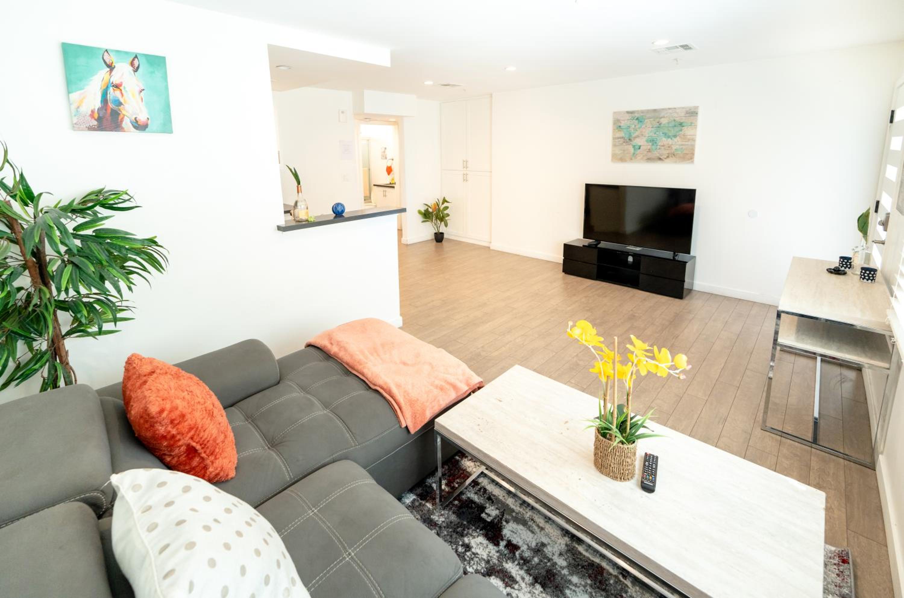 Stylish 1 Bedroom Loft in Hollywood Near Downtown LA