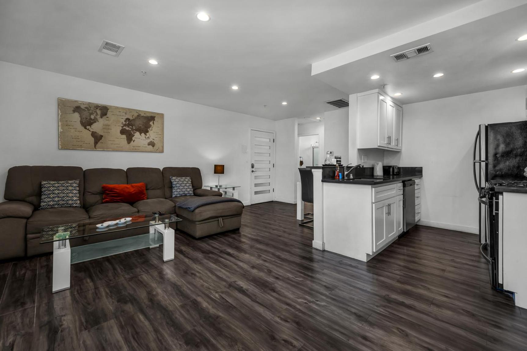 Chic Loft Style 1-Bedroom With Balcony and view of Hollywood Sign