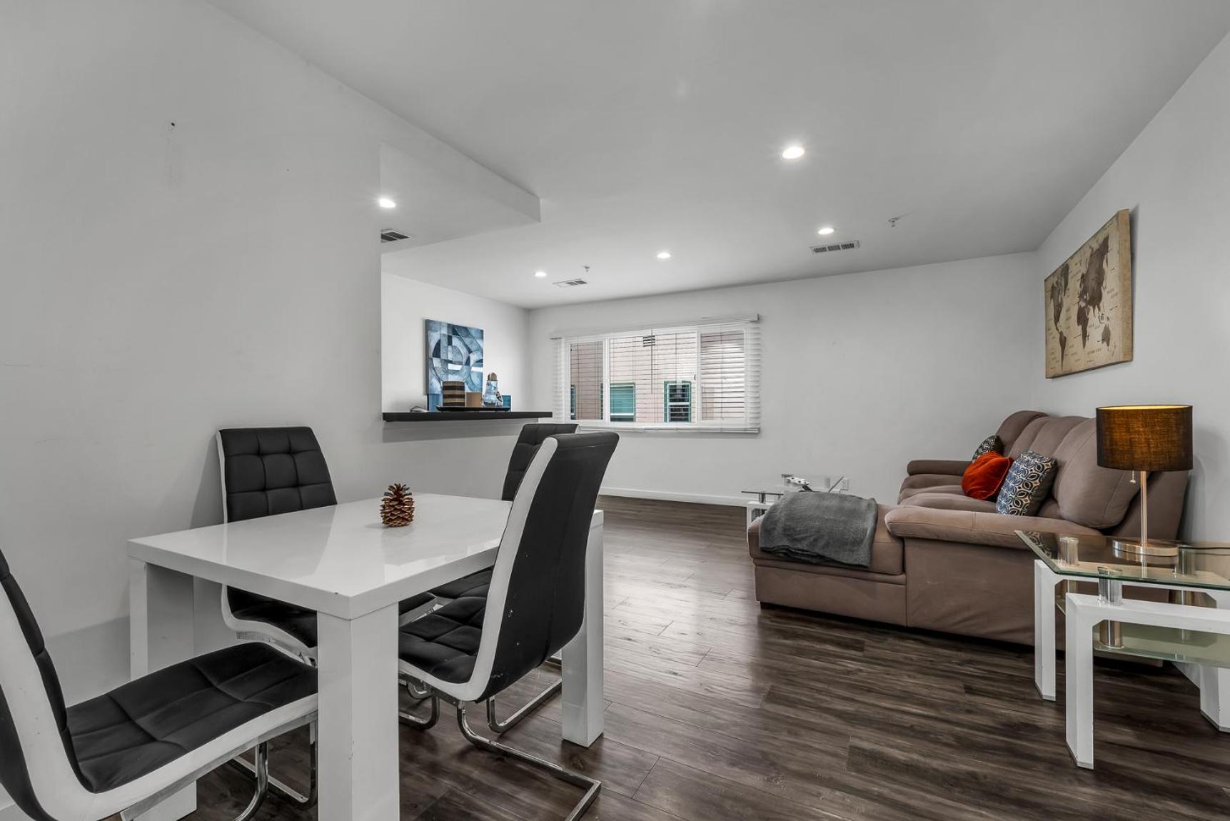 Chic Loft Style 1-Bedroom With Balcony and view of Hollywood Sign
