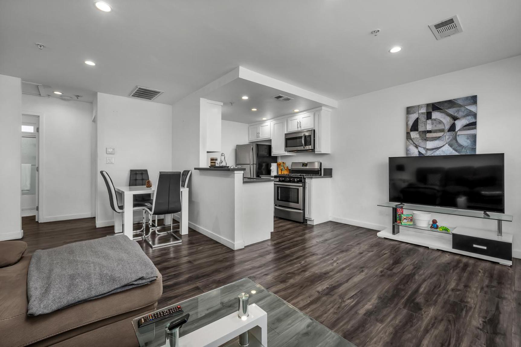 Chic Loft Style 1-Bedroom With Balcony and view of Hollywood Sign