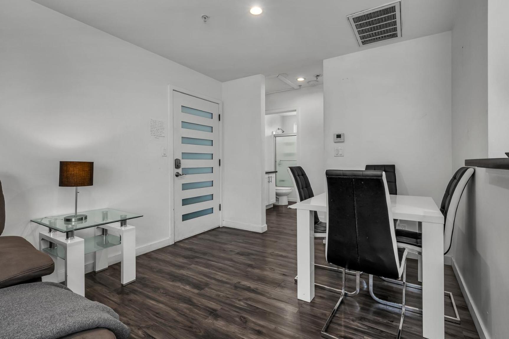 Chic Loft Style 1-Bedroom With Balcony and view of Hollywood Sign