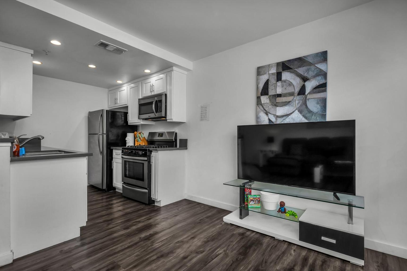 Chic Loft Style 1-Bedroom With Balcony and view of Hollywood Sign