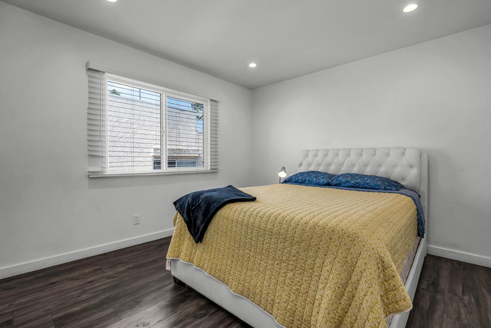 Chic Loft Style 1-Bedroom With Balcony and view of Hollywood Sign
