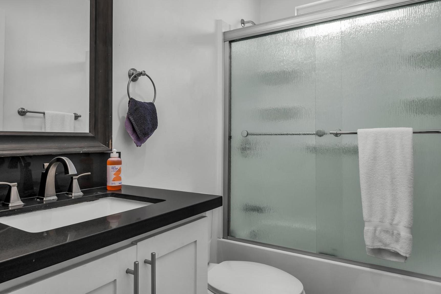 Chic Loft Style 1-Bedroom With Balcony and view of Hollywood Sign
