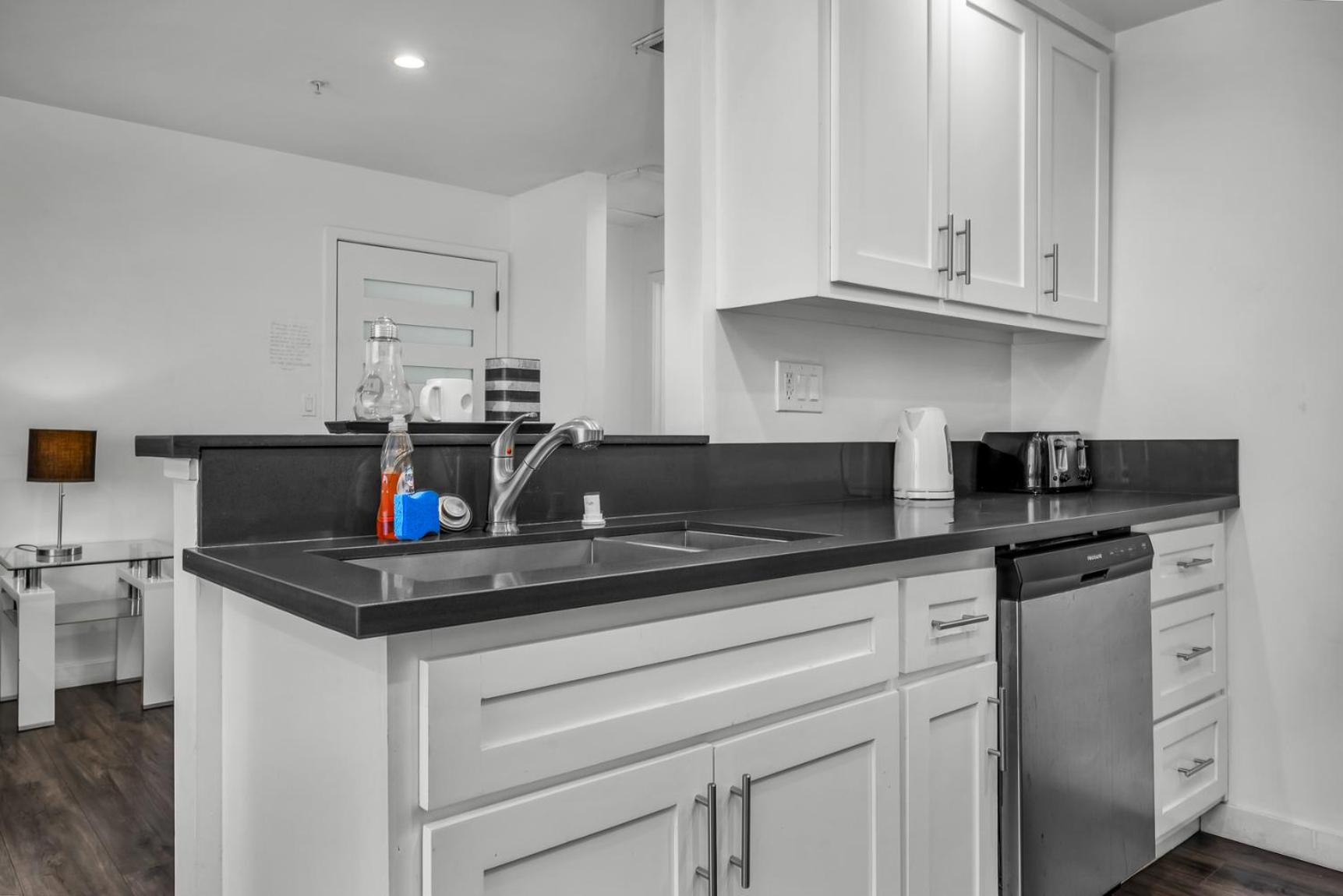 Chic Loft Style 1-Bedroom With Balcony and view of Hollywood Sign