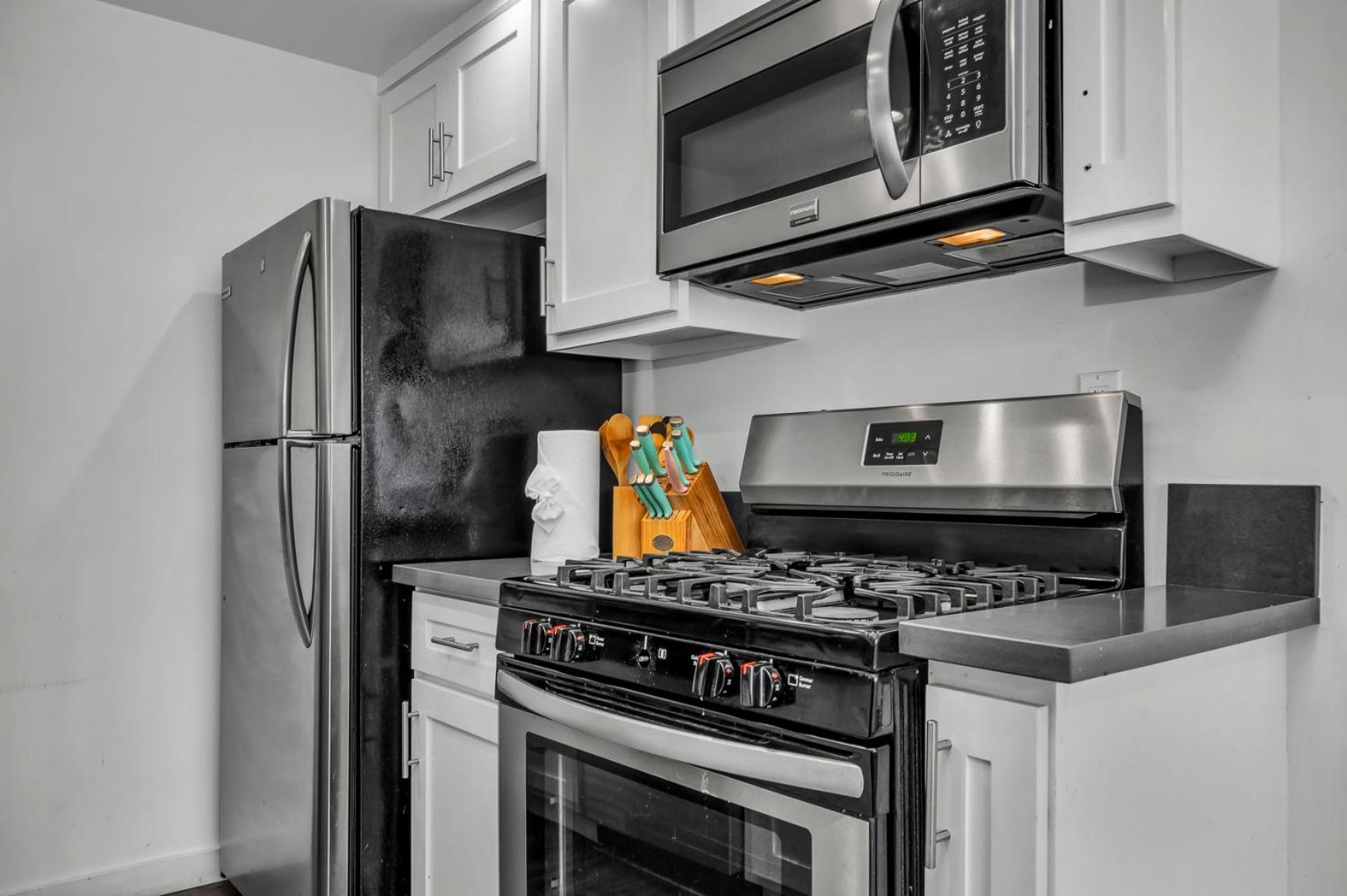 Chic Loft Style 1-Bedroom With Balcony and view of Hollywood Sign