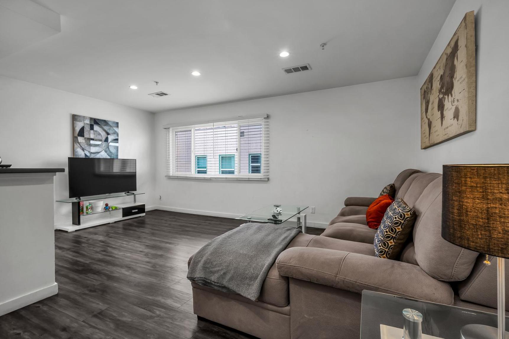 Chic Loft Style 1-Bedroom With Balcony and view of Hollywood Sign