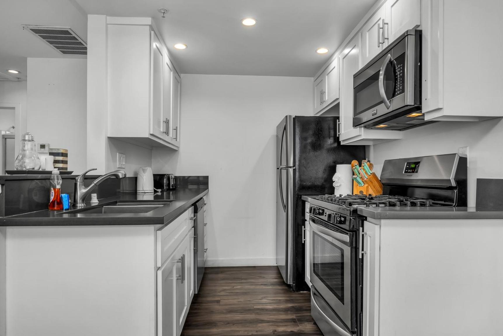 Chic Loft Style 1-Bedroom With Balcony and view of Hollywood Sign