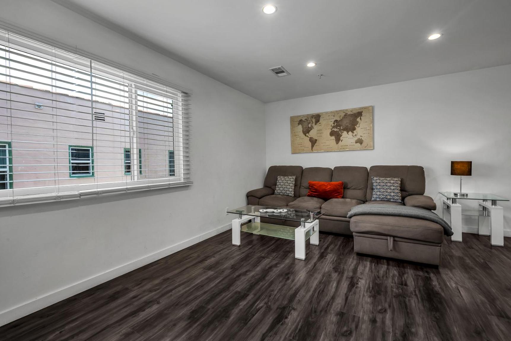 Chic Loft Style 1-Bedroom With Balcony and view of Hollywood Sign