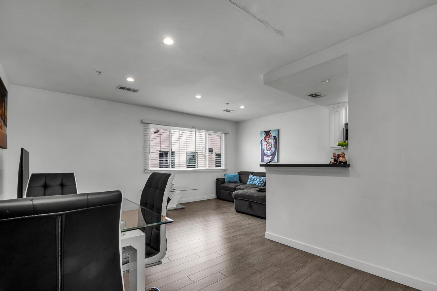 Modern 1-Bedroom Loft Gated Parking Central Los Angeles