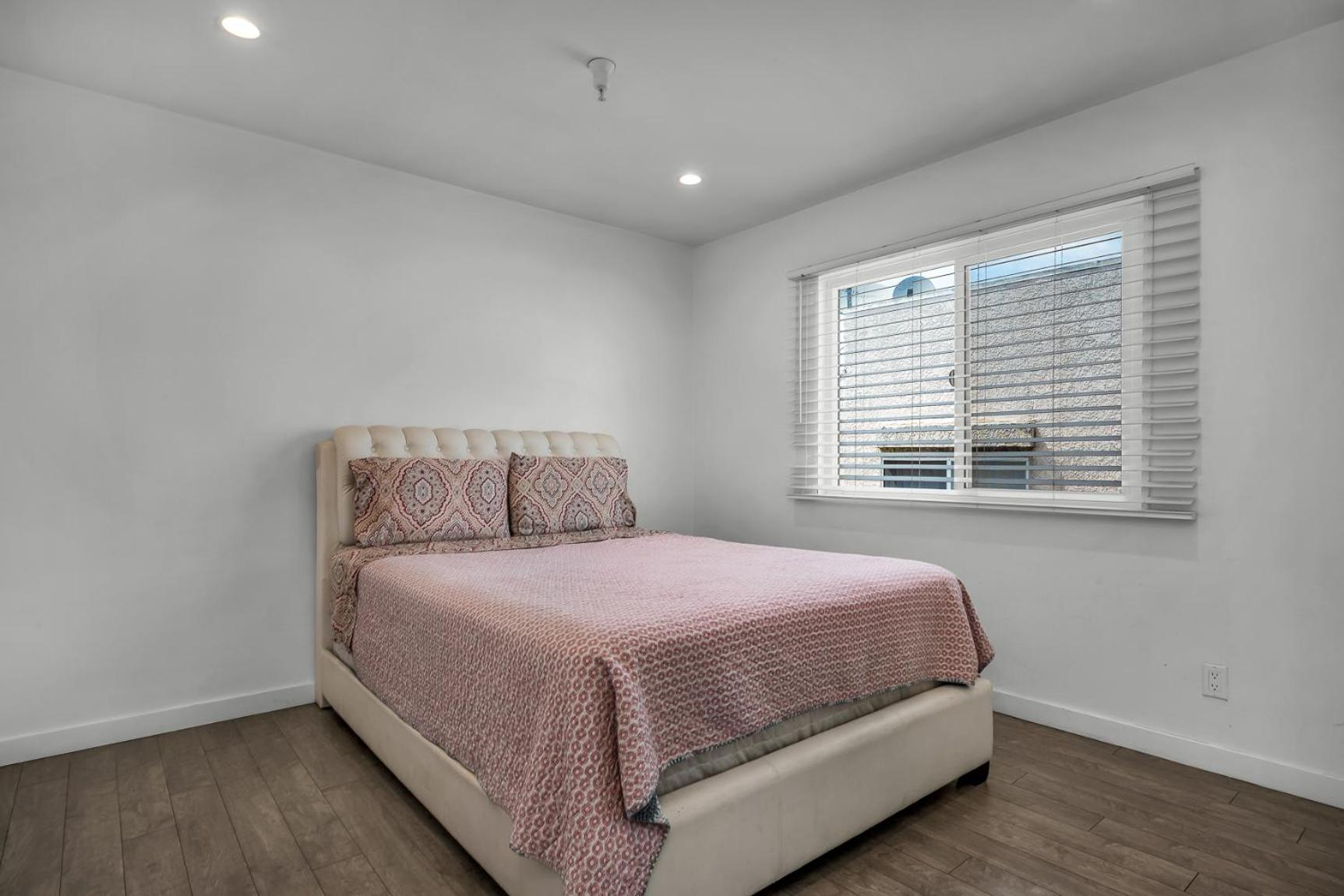 Modern 1-Bedroom Loft Gated Parking Central Los Angeles