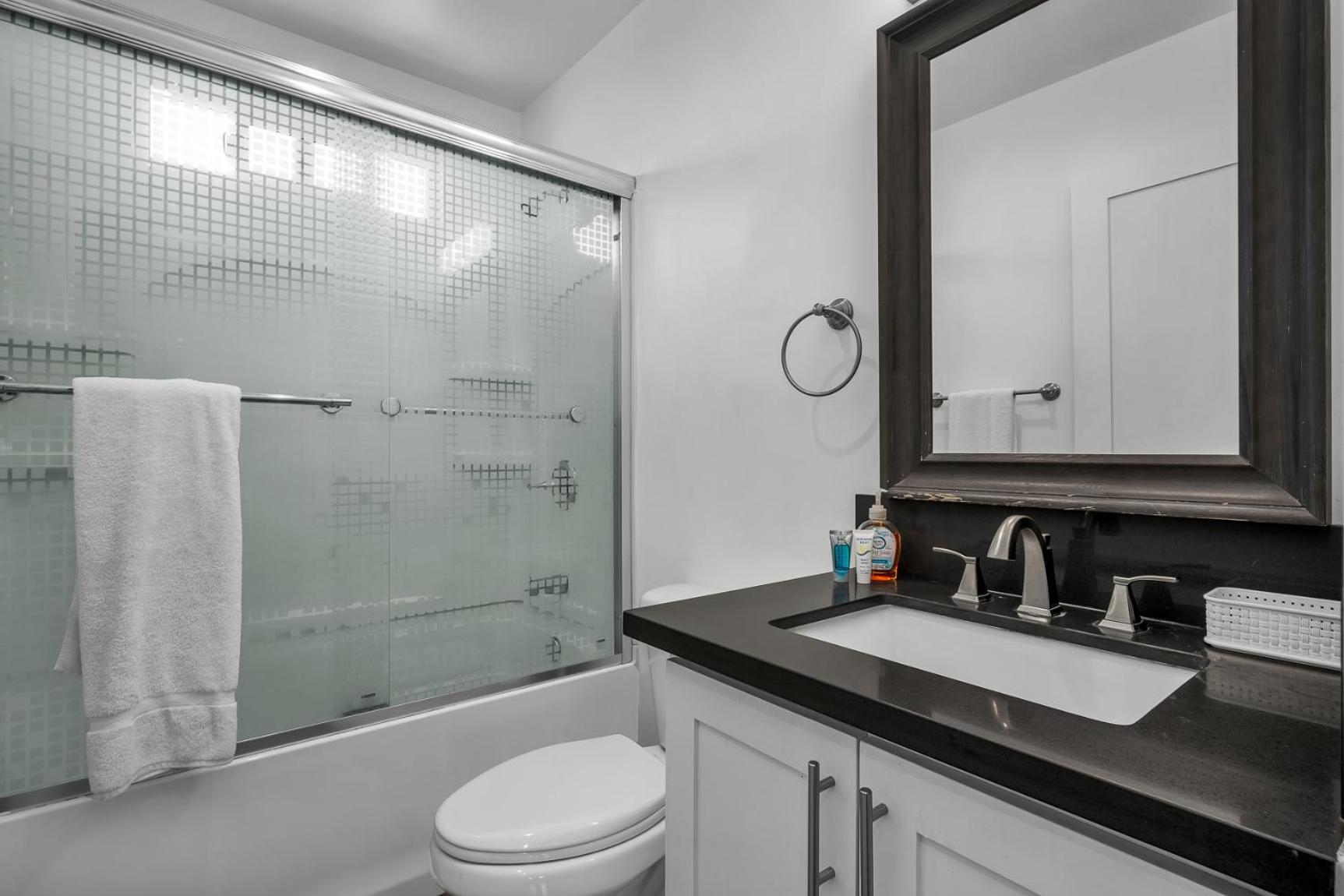 Modern 1-Bedroom Loft Gated Parking Central Los Angeles