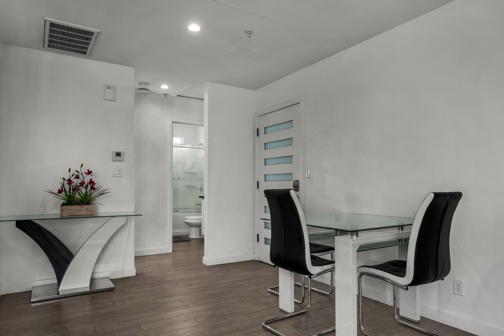 Modern 1-Bedroom Loft Gated Parking Central Los Angeles