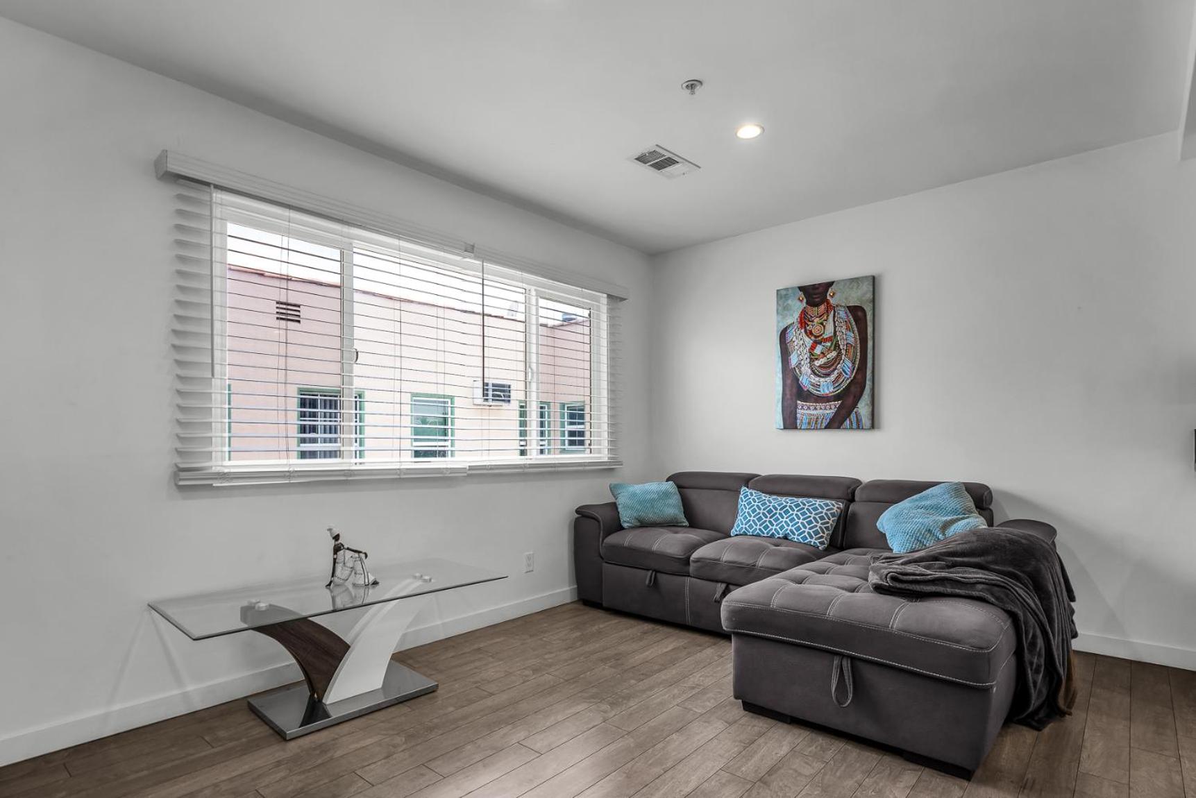 Modern 1-Bedroom Loft Gated Parking Central Los Angeles