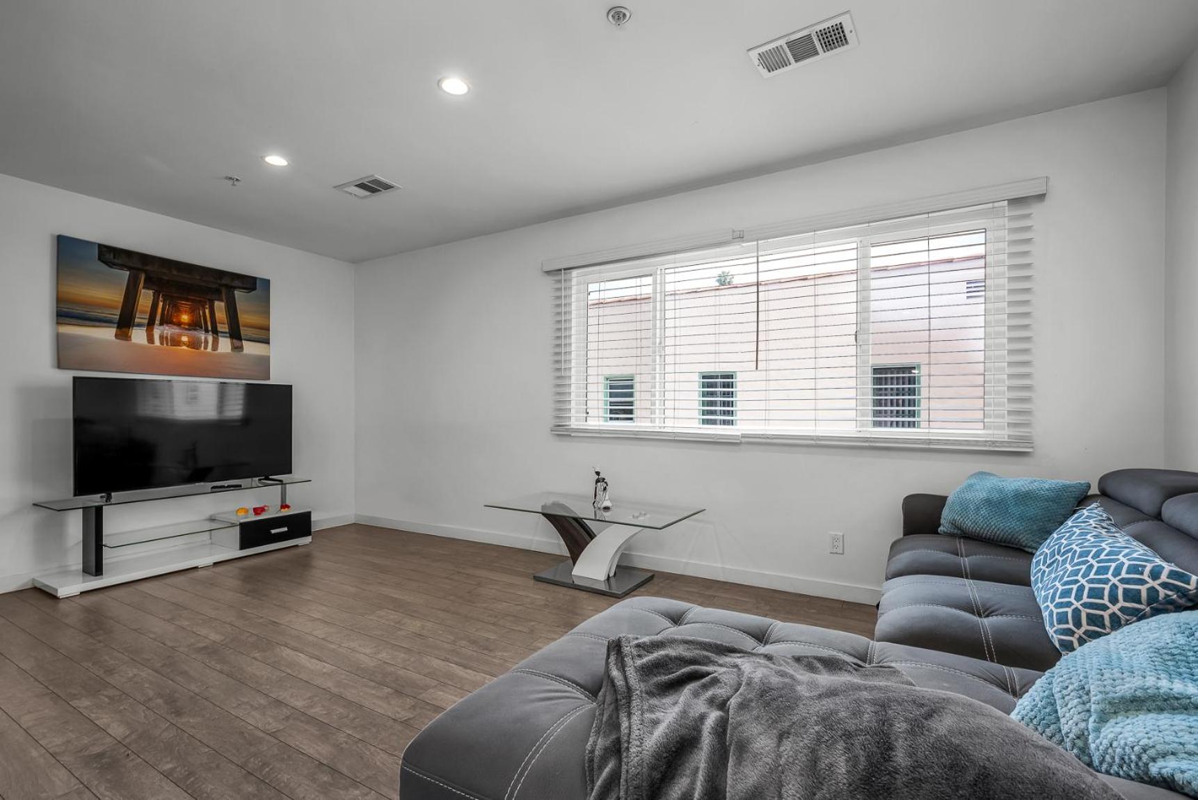 Modern 1-Bedroom Loft Gated Parking Central Los Angeles
