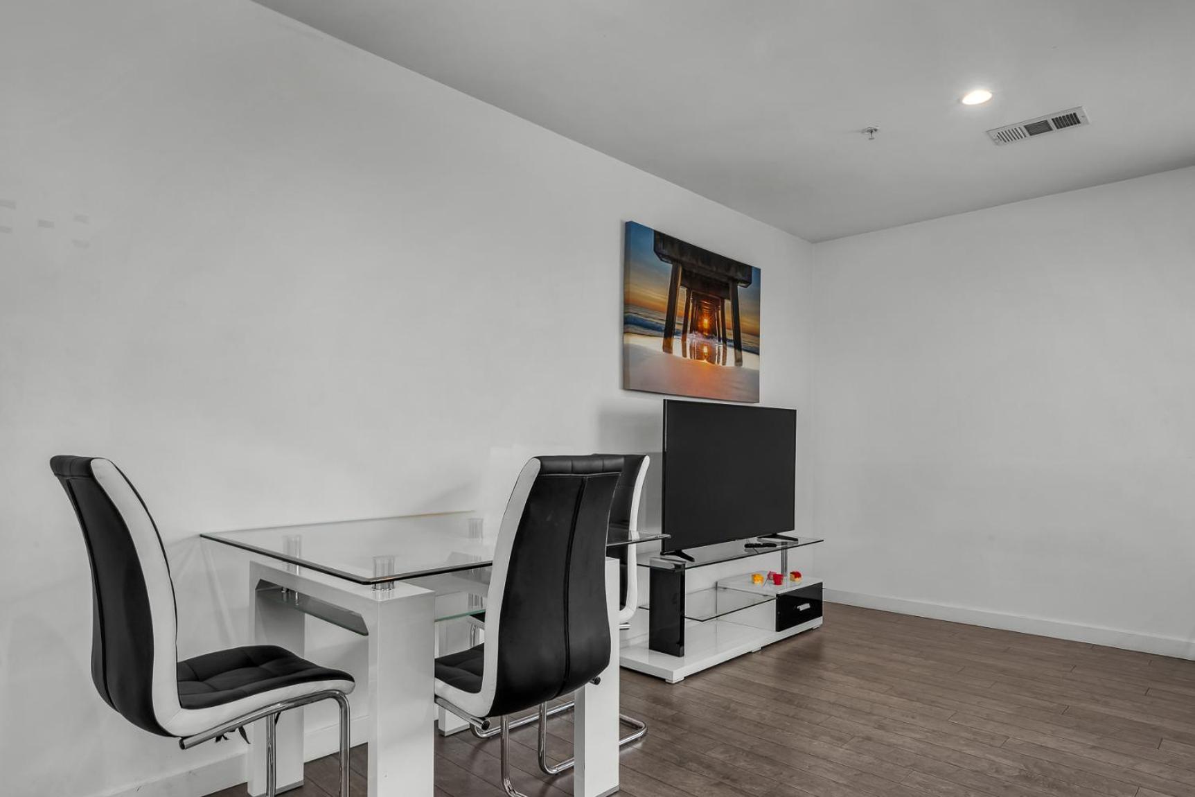 Modern 1-Bedroom Loft Gated Parking Central Los Angeles