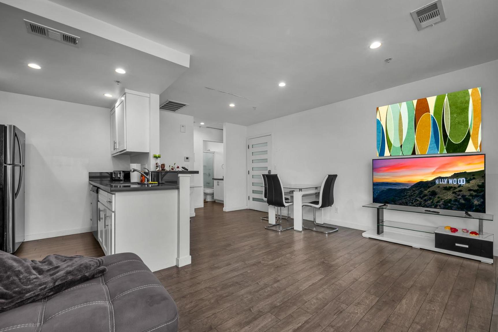 Modern 1-Bedroom Loft Gated Parking Central Los Angeles
