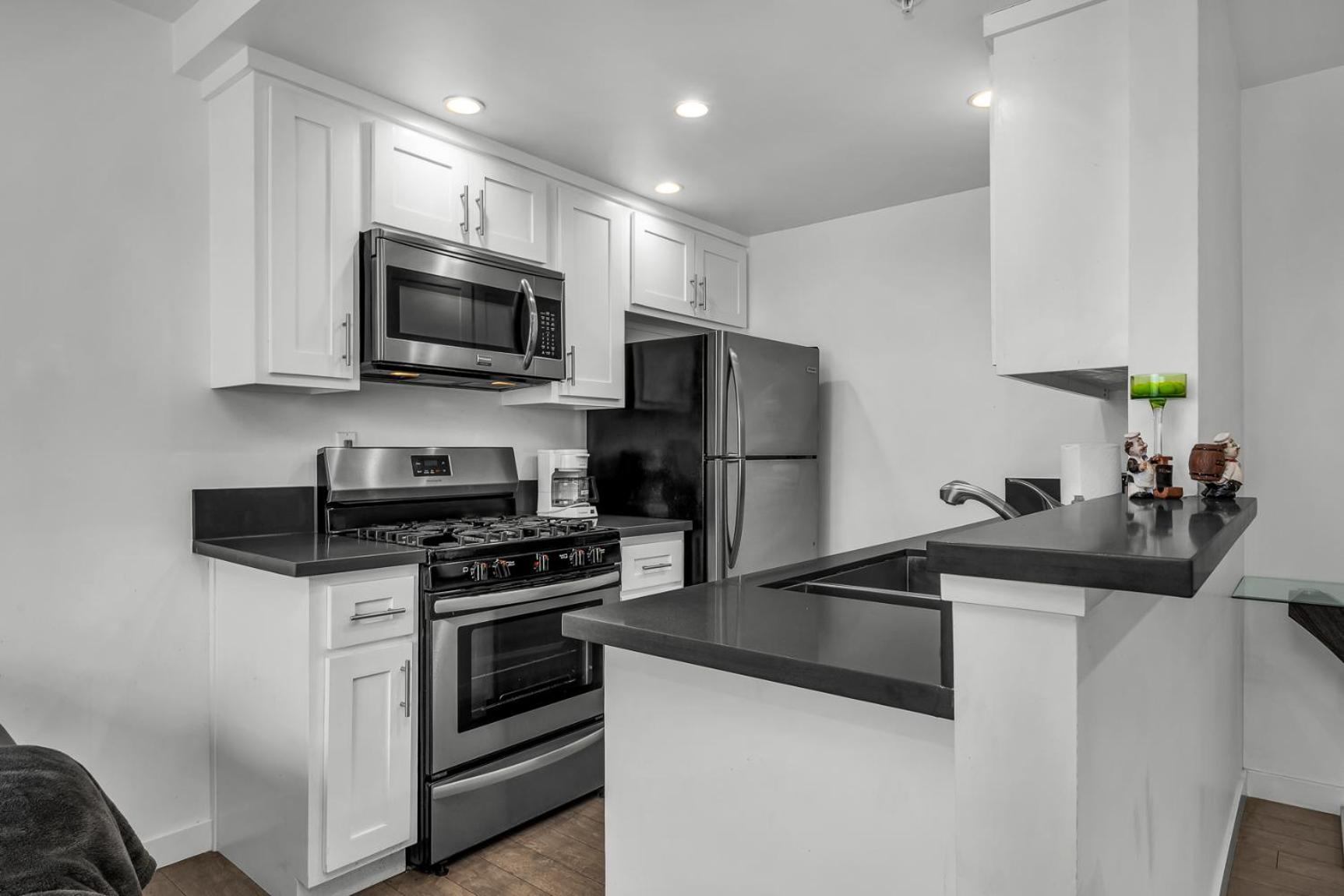 Modern 1-Bedroom Loft Gated Parking Central Los Angeles