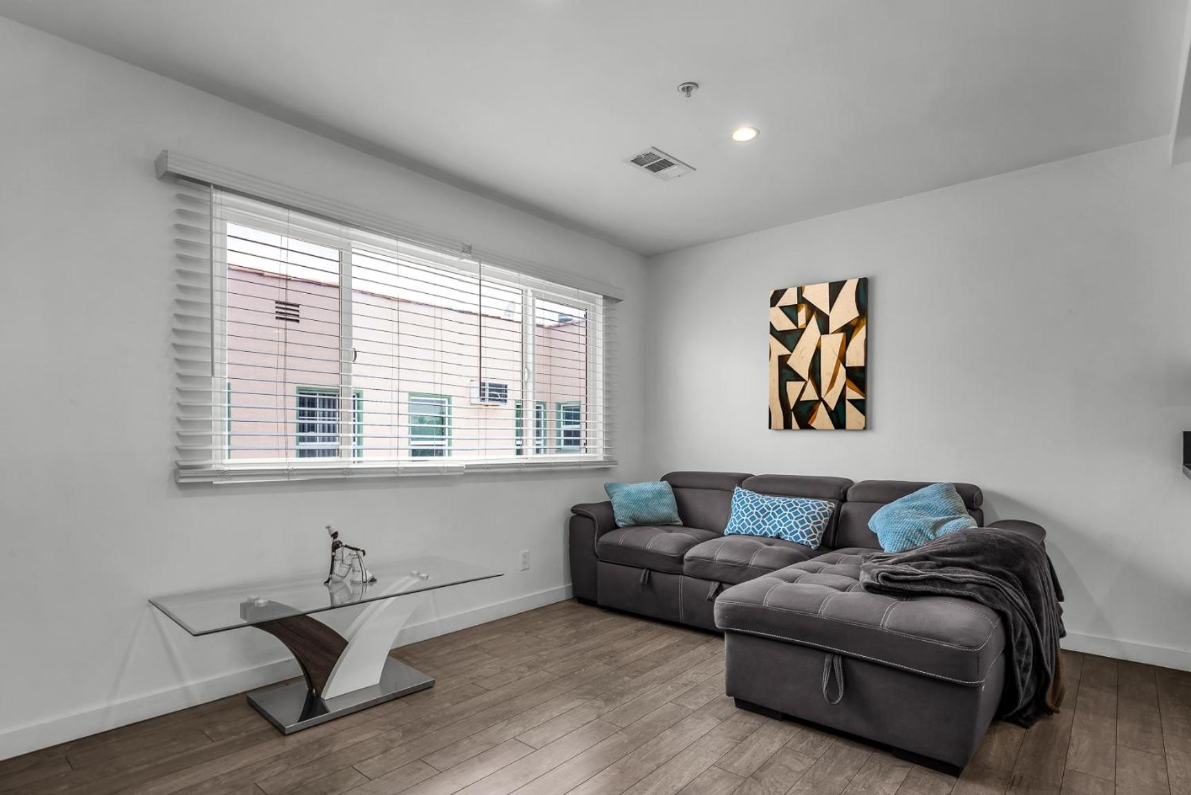 Modern 1-Bedroom Loft Gated Parking Central Los Angeles