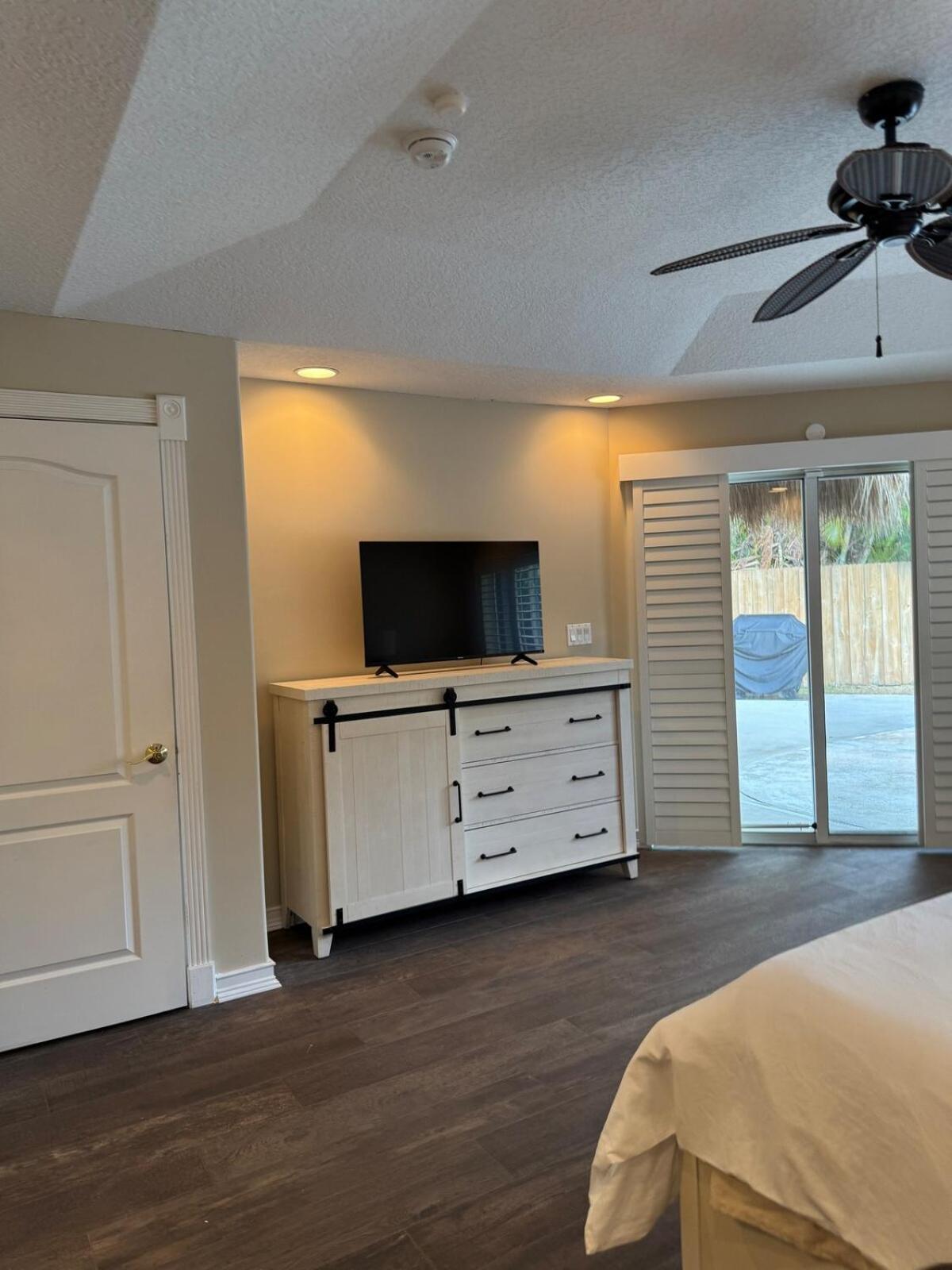 Waterfront Estate - Heated Pool Gym Tiki EV Chrgr Dock