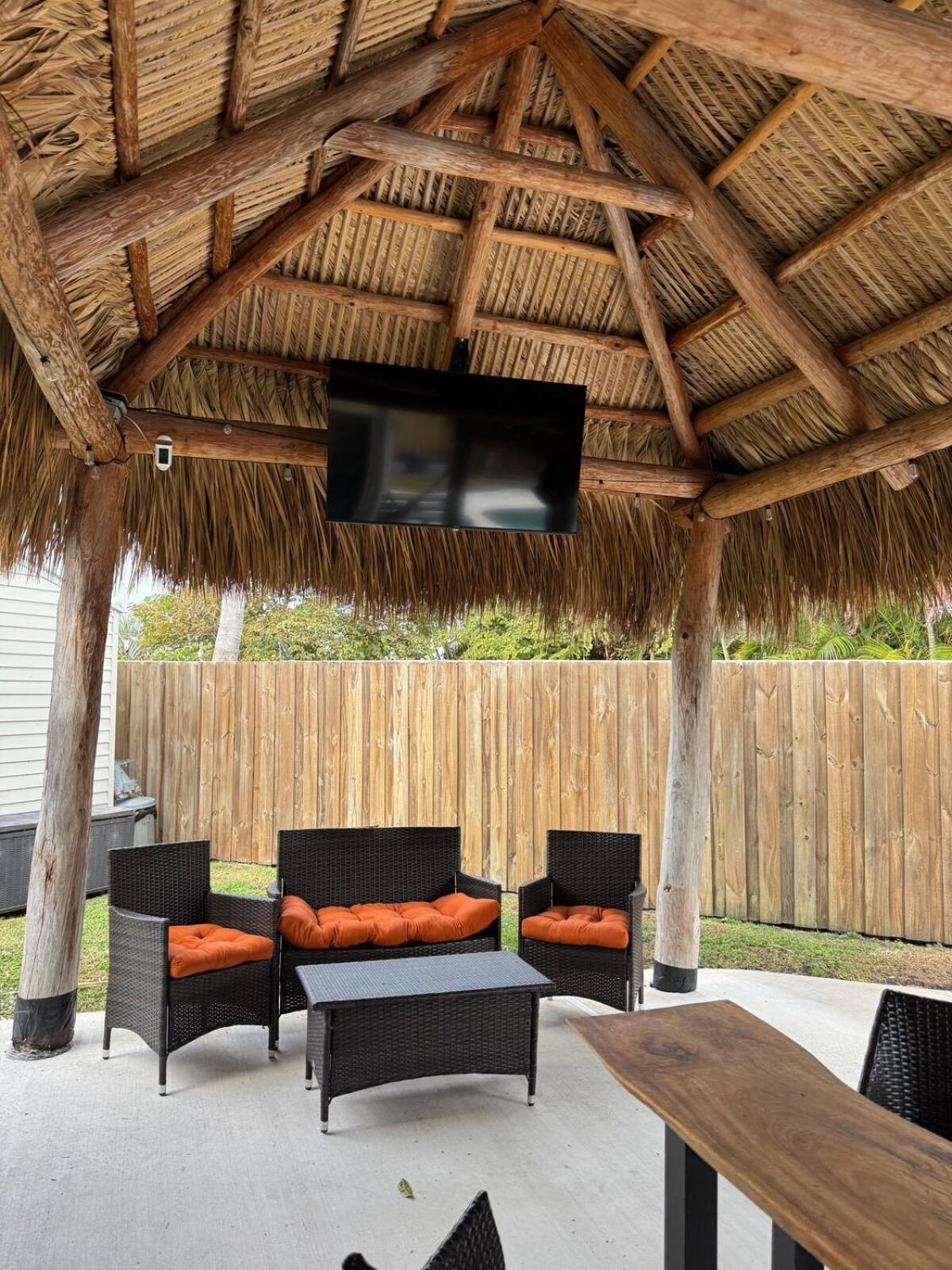 Waterfront Estate - Heated Pool Gym Tiki EV Chrgr Dock