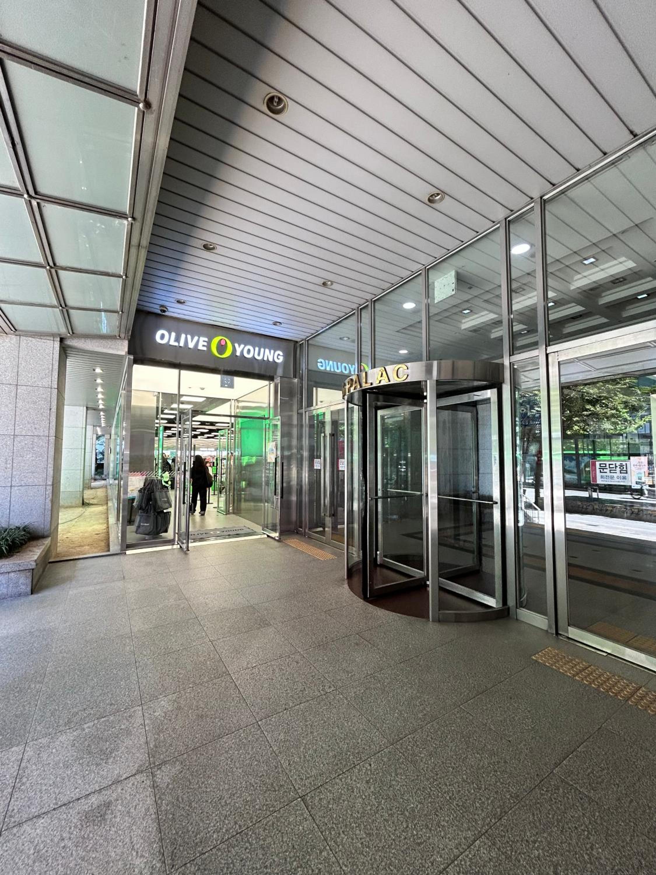 Direct Elevator to Hongik Univ Station, NEW by 13yr Superhost, Professionally Maintained
