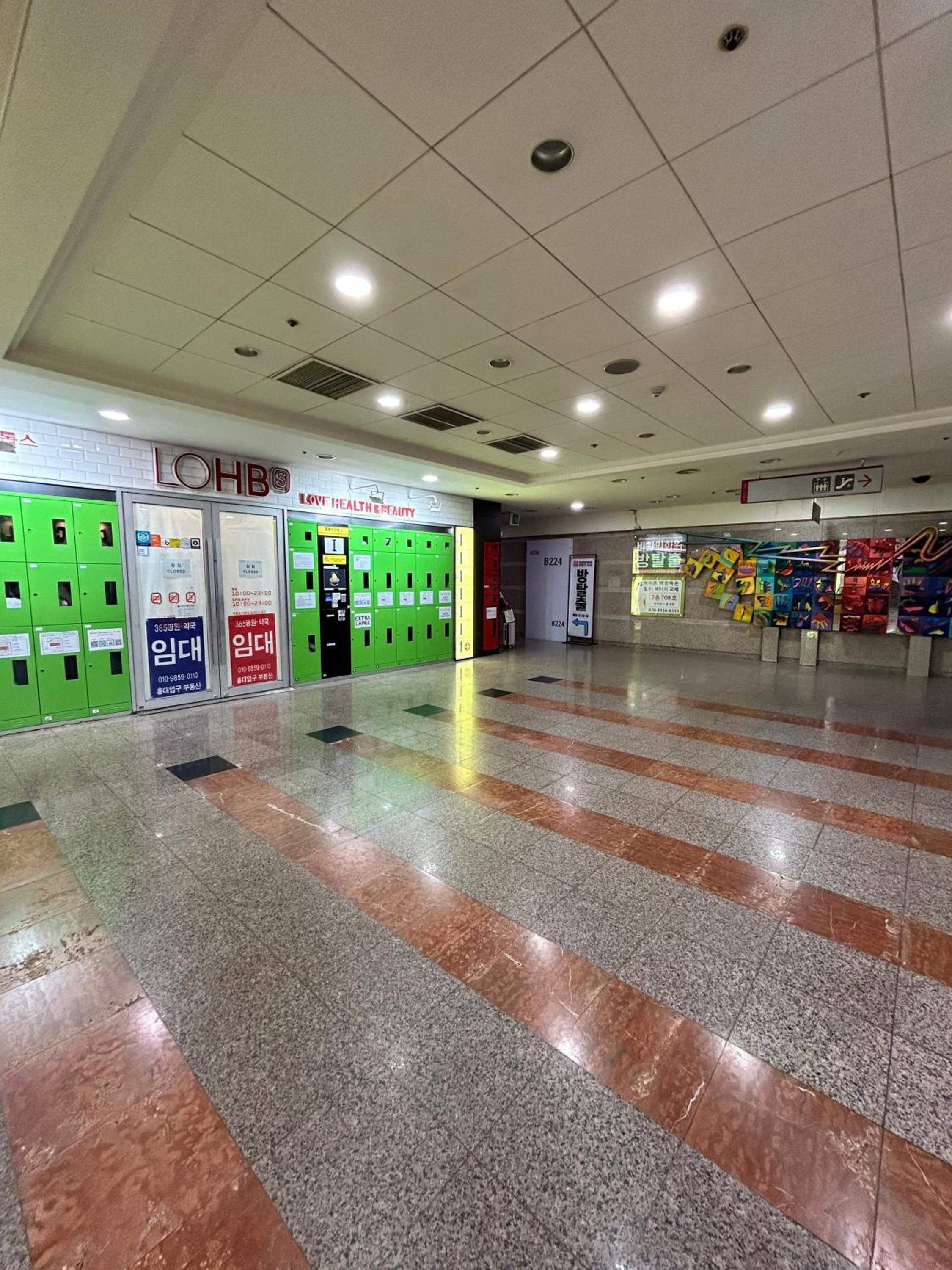 Direct Elevator to Hongik Univ Station, NEW by 13yr Superhost, Professionally Maintained