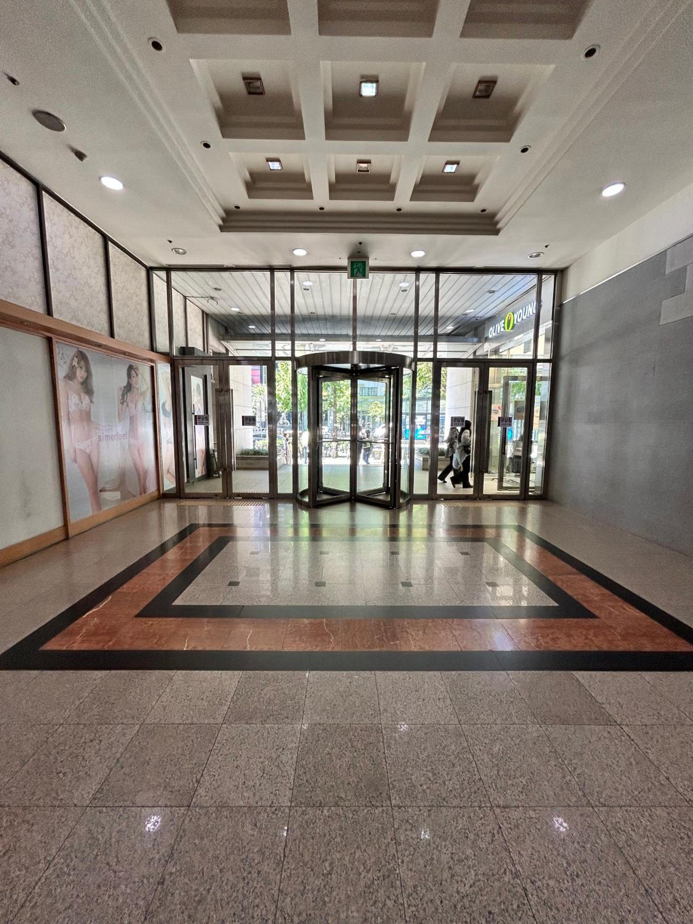 Direct Elevator to Hongik Univ Station, NEW by 13yr Superhost, Professionally Maintained