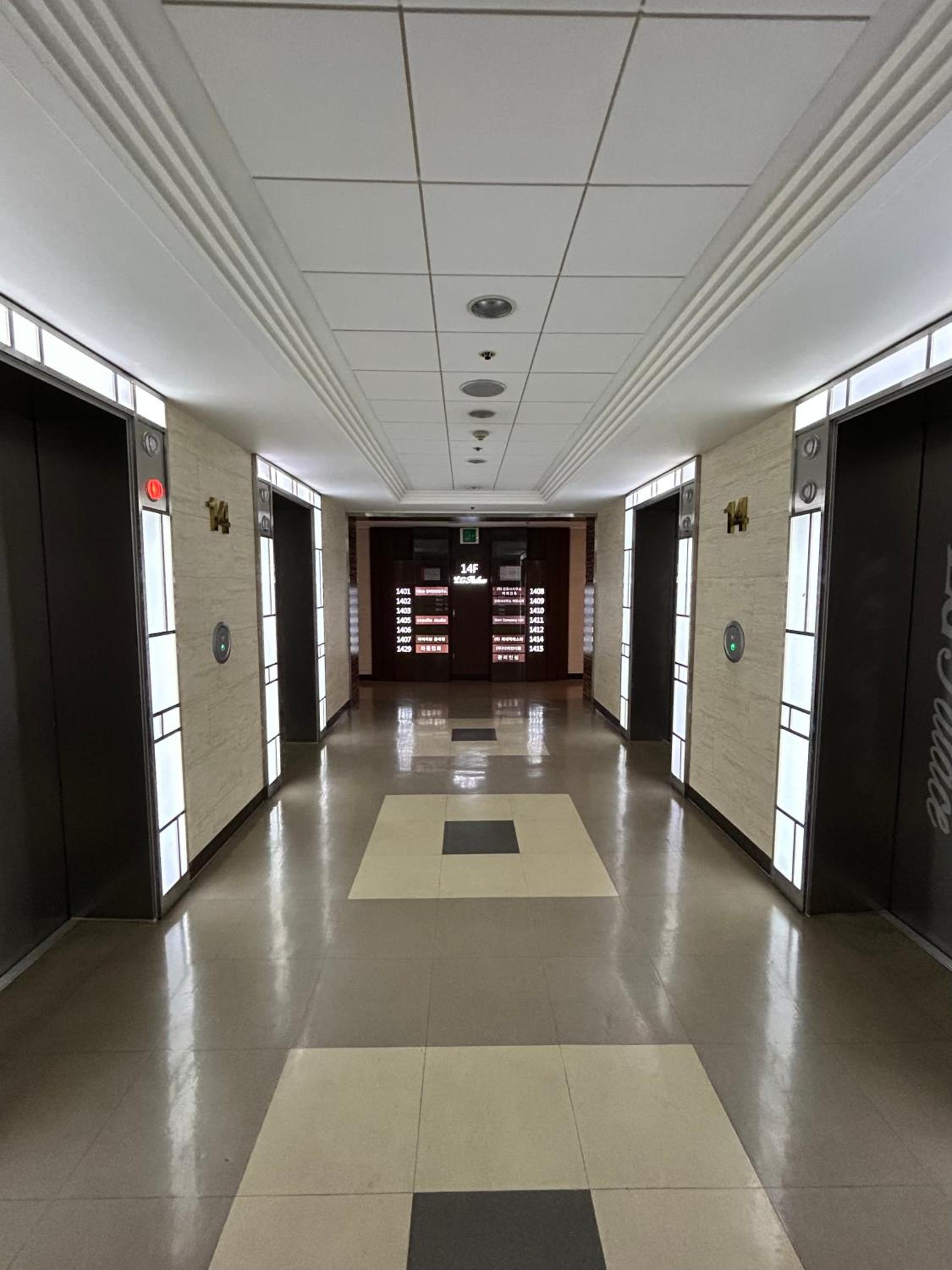 Direct Elevator to Hongik Univ Station, NEW by 13yr Superhost, Professionally Maintained