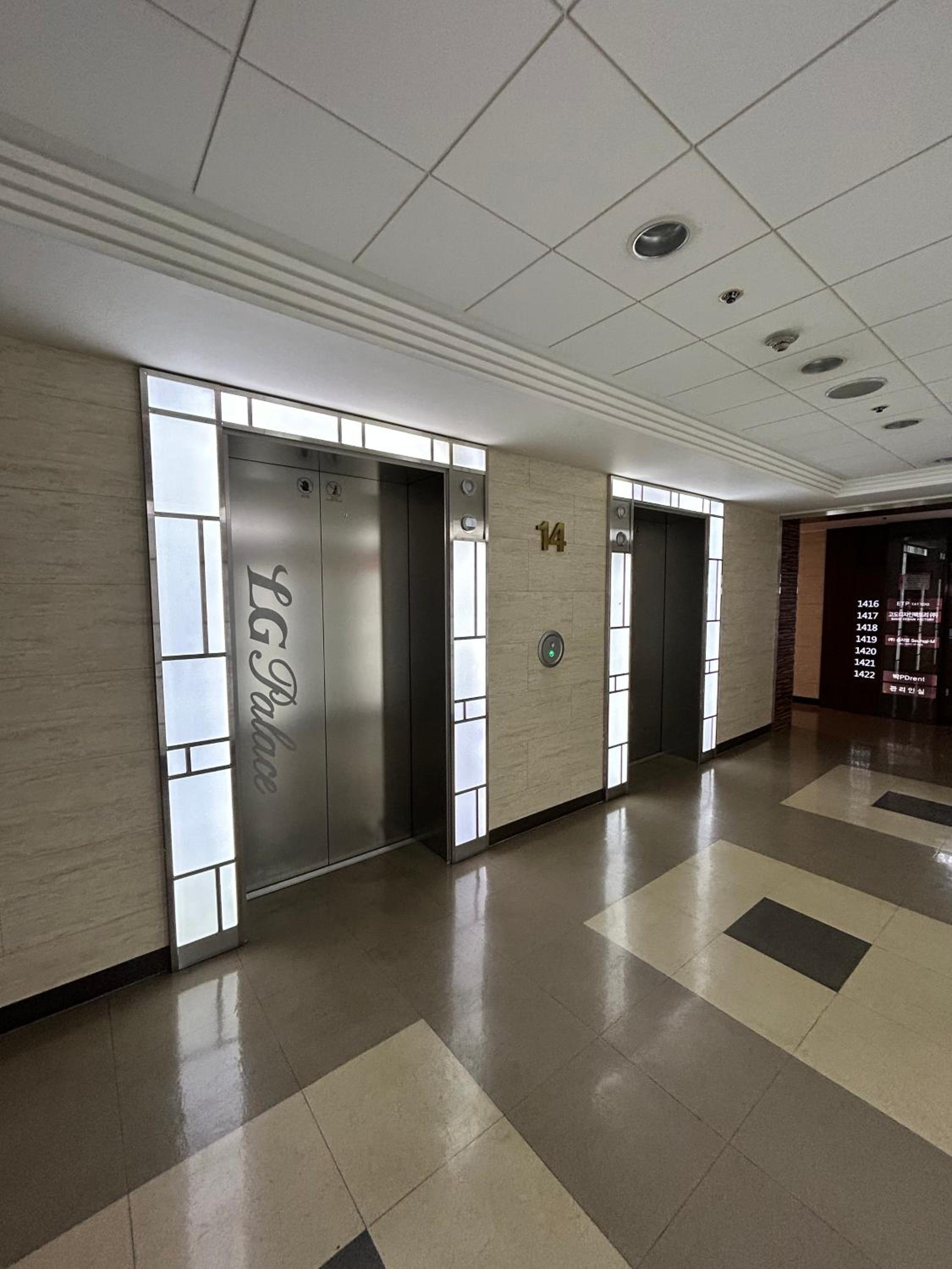 Direct Elevator to Hongik Univ Station, NEW by 13yr Superhost, Professionally Maintained