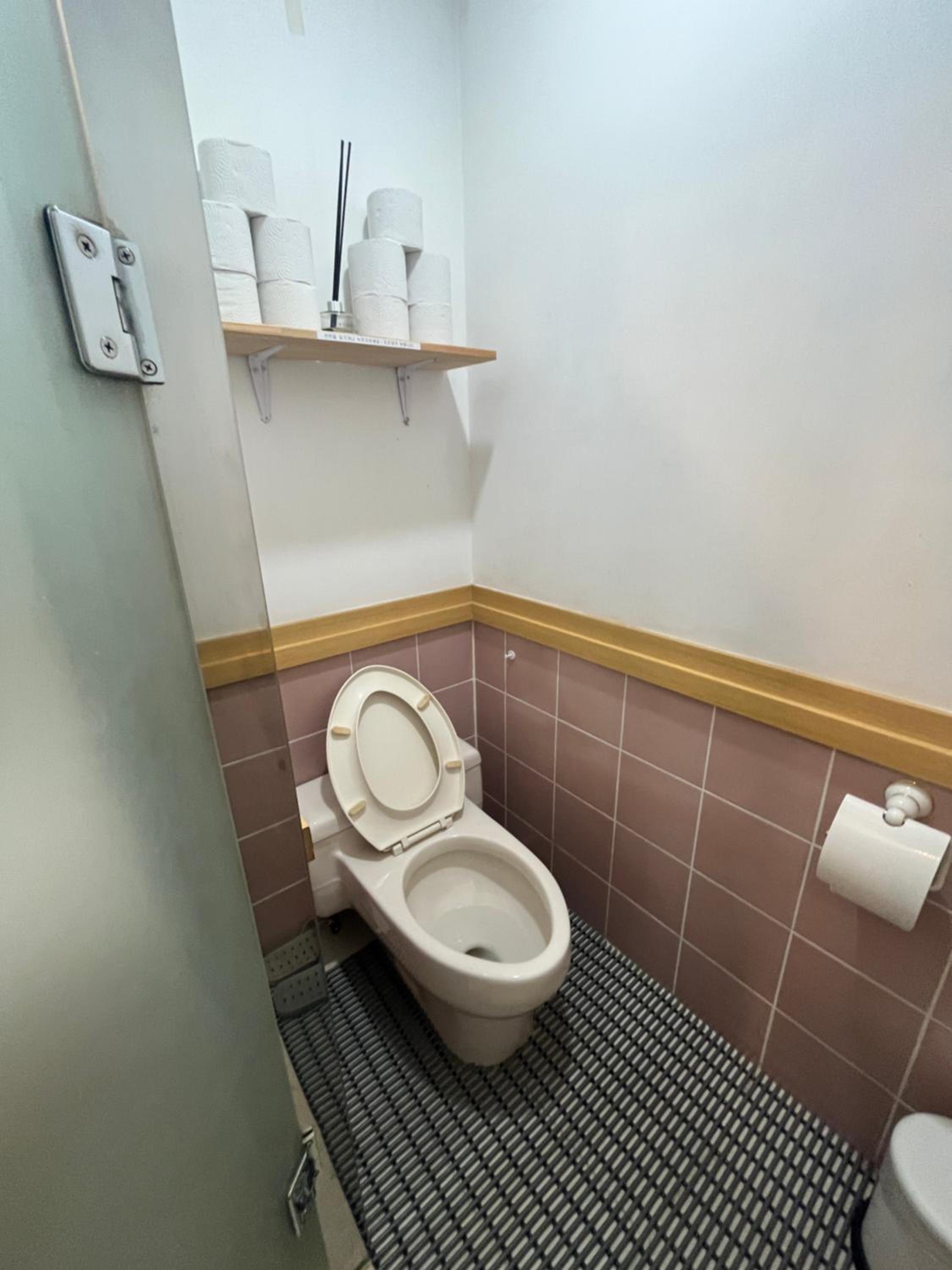 Direct Elevator to Hongik Univ Station, NEW by 13yr Superhost, Professionally Maintained