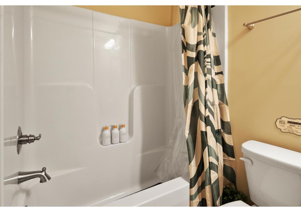 The Aloha House - Massage Chairs - 3 King Beds - Projector