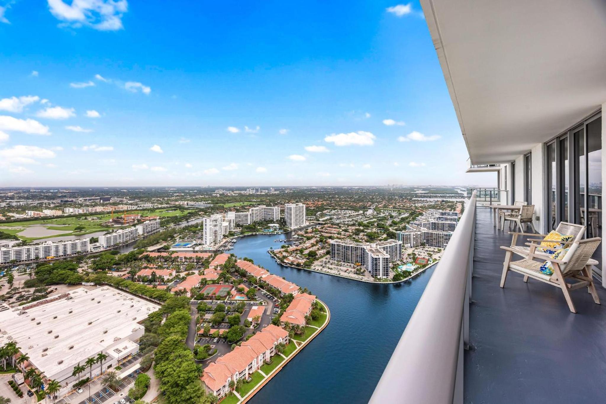 5-BR Retreat Resort & Valet Included 14 Guests
