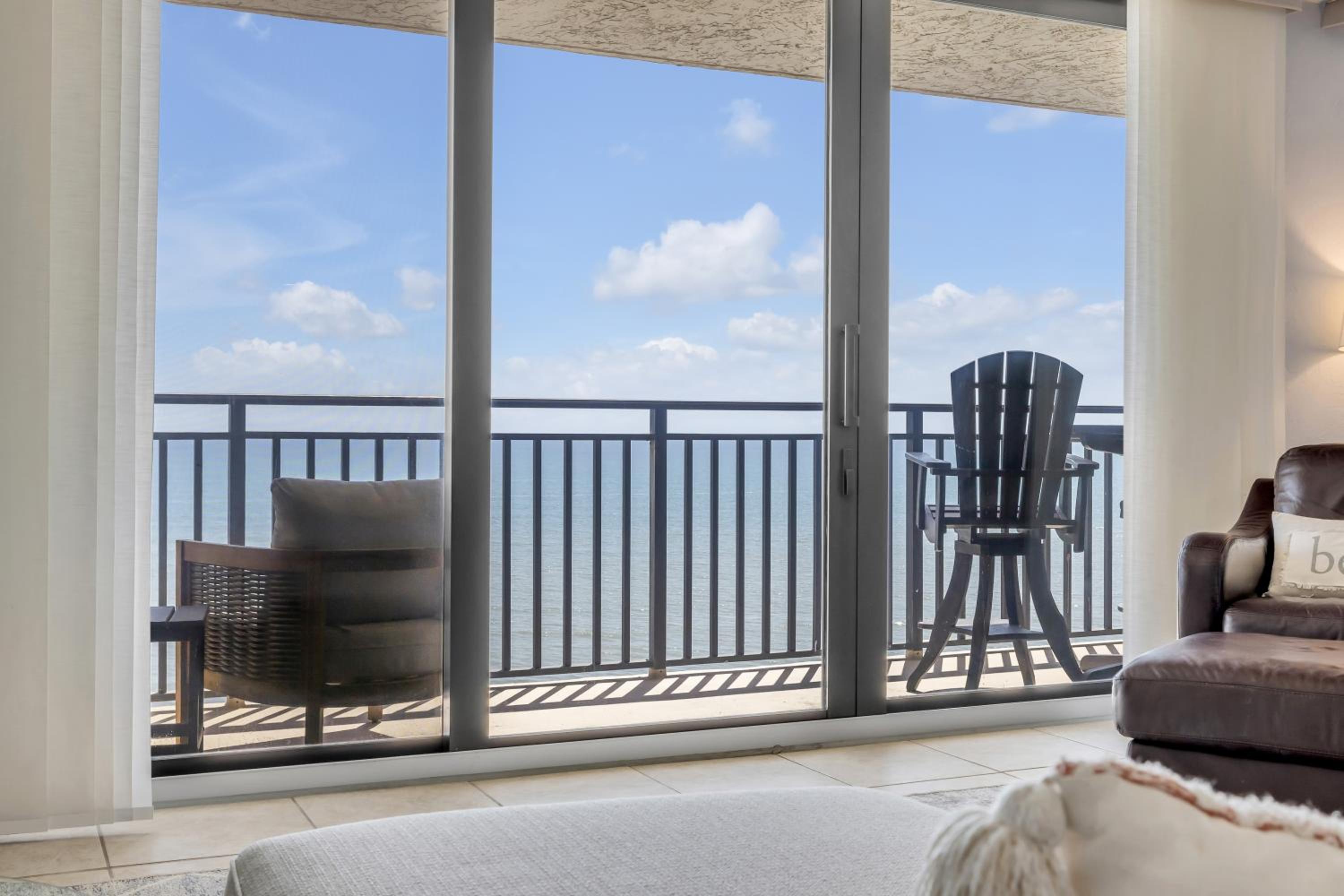New Listing! Dog-friendly direct oceanfront with private balcony and heated rooftop pool