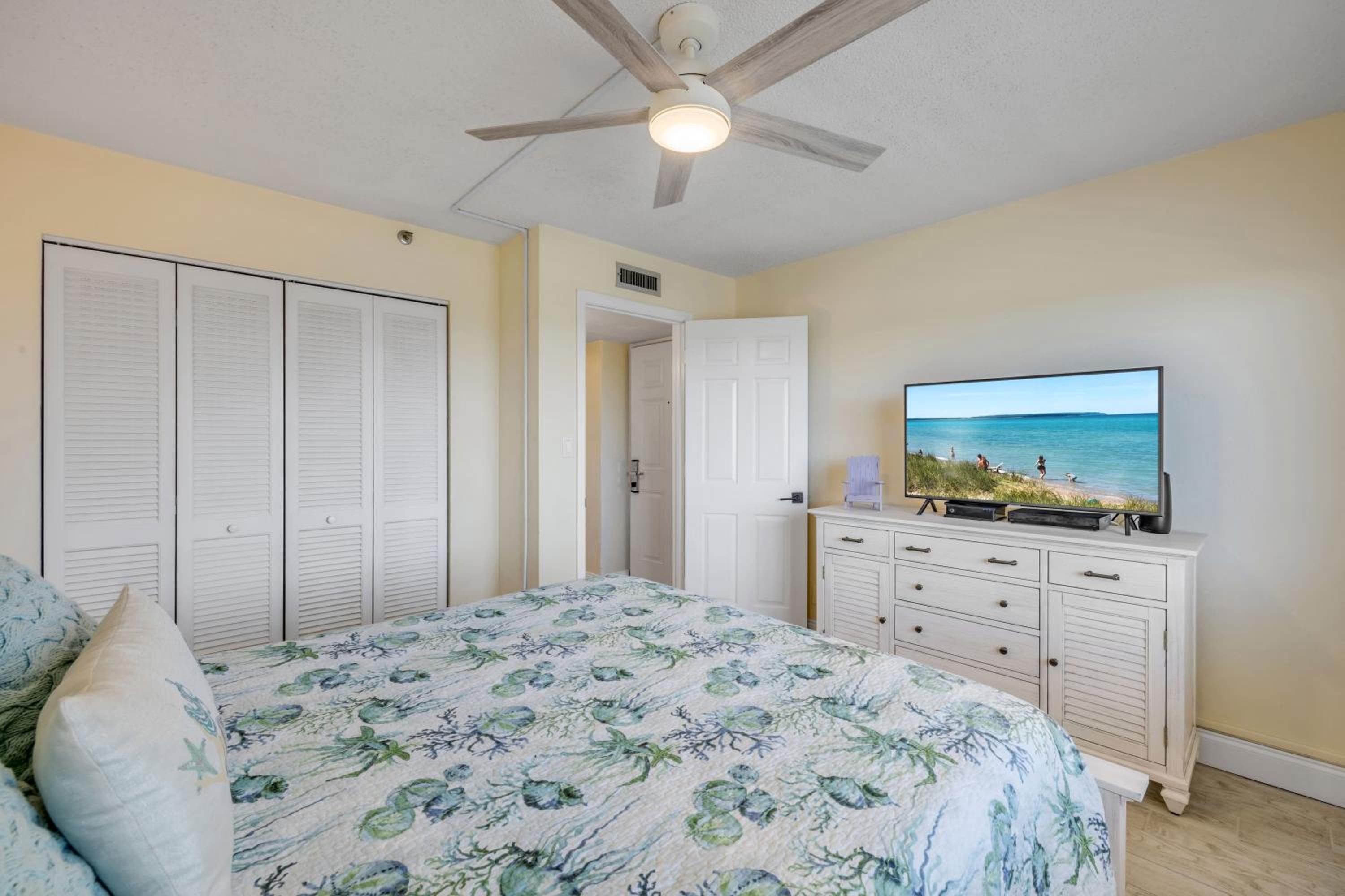 New Listing! Dog-friendly direct oceanfront with private balcony and heated rooftop pool